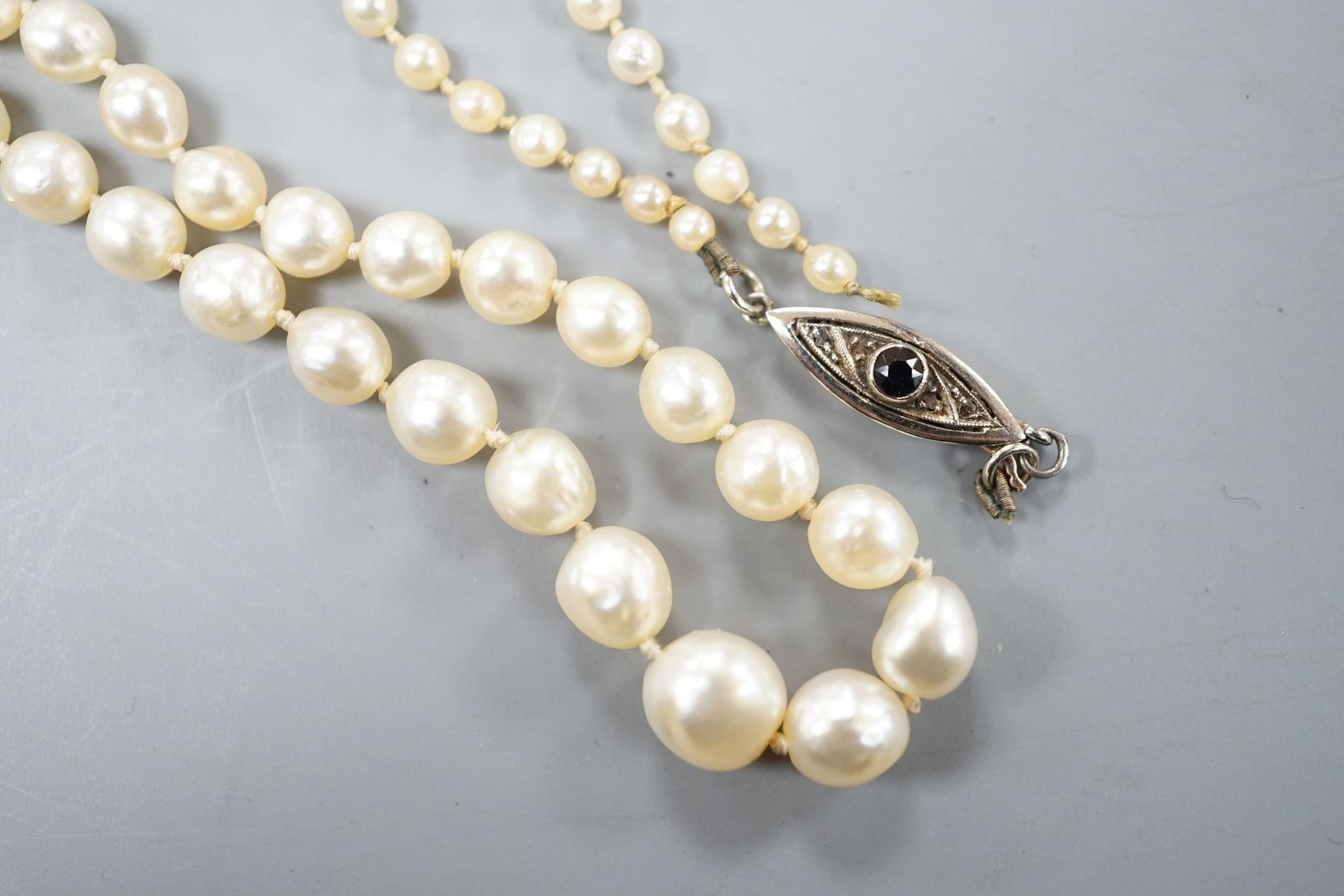 A single strand graduated baroque cultured pearl necklace, 50cm string a.f.